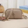 Élégant sac de téléphone beige avec texture litchi, double zip et ornement tulipe - Chameau