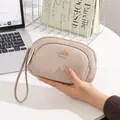 Elegante apricotfarbene Kunstleder-Clutch mit Doppelreißverschluss und Handgelenkschlaufe - Beige Aprikose