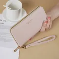 Elegante portafoglio lungo rosa chiaro con texture a grana incrociata e zip dorata. - Rosa