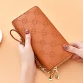 Grand portefeuille femme marron gaufré avec double fermeture éclair et dragonne élégante - Marron Jaune