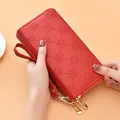 Élégant portefeuille rouge gaufré pour femme avec double fermeture éclair et dragonne - Rouge