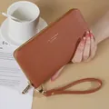 Elegante portafoglio lungo marrone da donna in pelle con cinturino da polso chic - Marrone