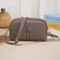 Sac bandoulière élégant taupe pour téléphone avec un détail d'emblème de tulipe chic - Kaki