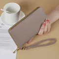 Elegante portafoglio lungo da donna in pelle color malva con cinturino e zip dorata - Caffè