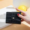 Petit portefeuille noir élégant pour femme avec motif crocodile et bouton doré - Noir