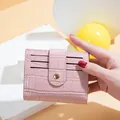 Porte-cartes élégant rose pour femme avec motif crocodile et bouton pression - Rose