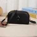 Sac bandoulière élégant en similicuir noir avec emblème tulipe et double fermeture éclair - Noir