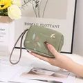 Vue détaillée du porte-monnaie en cuir PU vert avec imprimés de feuilles et dragonne - Vert