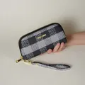 Elegante pochette da polso a righe con motivo floreale e chiusura a zip dorata - Nero