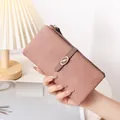 Dettaglio di un portafoglio lungo rosa con scomparti per carte e cerniera in mano - Bifold Lungo / Rosa fagiolo