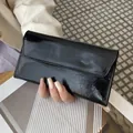 Elegante portafoglio lungo nero in pelle con effetto cracklé e chiusura magnetica. - Nero