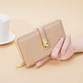 Elegante portafoglio da donna medio in pelle PU kaki con fibbia vintage color oro - Albicocca