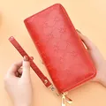 Portefeuille long rouge embossé pour femme avec double fermeture éclair et dragonne - Gaufrage Étoile à Quatre Branches Double Zip (FC Étoile à Quatre Branches Double Zip) / Rouge Verni
