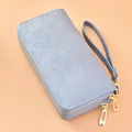 Élégant portefeuille long pour femme bleu clair avec motif d'étoiles et double fermeture - Gaufrage Étoile à Quatre Branches Double Zip (FC Étoile à Quatre Branches Double Zip) / Cuir Verni Bleu