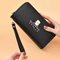 Elegante portafoglio lungo nero da donna con logo orsetto e pratico cinturino da polso - Nero