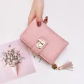 Élégant petit portefeuille rose pour femmes avec un pompon et une boucle dorée - Rose
