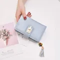 Petit portefeuille bleu clair pour femme avec pompon et boucle dorée - Bleu ciel