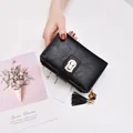 Portefeuille court noir élégant pour femmes avec fermoir doré et pampille décorative. - Noir
