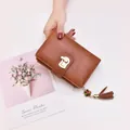 Petit portefeuille marron élégant pour femmes avec gland décoratif et boucle en métal - Marron
