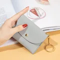 Mini porte-monnaie gris en simili cuir avec bouton pression et anneau porte-clés doré - Gris clair