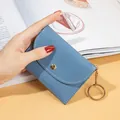 Petit porte-monnaie bleu en similicuir avec bouton pression doré et anneau porte-clés - Bleu