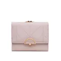 Detalle de cartera triple para mujer con costuras decorativas y hebilla dorada semicircular - Rosa