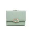 Detalle de cartera triple verde salvia con cierre metálico semicircular y adorno floral. - Verde