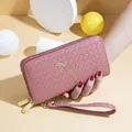 Portefeuille long rose à motif tissé avec double fermeture éclair et dragonne rose - Taro