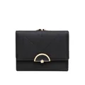 Vista detallada frontal de la cartera negra de mujer con elegante cierre dorado. - Negro