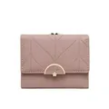 Detalle de una cartera triple de color rosa empolvado con un elegante broche dorado - Rosa empolvado