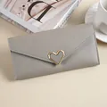 Elegante portafoglio lungo grigio da donna con chiusura a cuore in metallo oro - Grigio