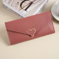 Elegante portafoglio lungo da donna rosa antico con una chiusura a cuore in metallo dorato. - rosa gomma