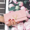 Elegante portafoglio lungo a tre ante rosa opaco da donna con fibbia dorata a testa di cervo - Rosa