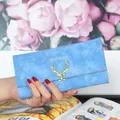 Elegante portafoglio lungo blu opaco per donna con fibbia a testa di cervo dorata - Celeste