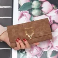 Portafoglio lungo da donna in pelle smerigliata marrone con elegante fibbia a testa di cervo - Marrone
