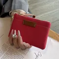 Petit porte-monnaie en cuir grainé rouge pour femme avec une dragonne élégante - Rose rouge