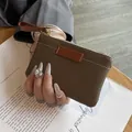 Mini porte-monnaie ultra-fin en cuir grainé taupe avec dragonne et anneau - Gris foncé