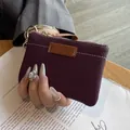 Petit porte-monnaie en cuir grainé violet avec accent marron et anneau porte-clés doré - Violet