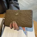 Élégante pochette en cuir marron kaki avec motif floral de camélia gaufré et dragonne - Kaki