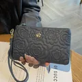 Pochette élégante en cuir gris à motif camélia gaufré, détail fleur dorée et dragonne - Bleu