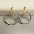 Detail van grote jelly-oorringen met zilveren glitters en goudkleurige accenten - Zilver