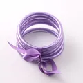 Dettaglio di bracciali jonc bouddhiste in silicone viola metallizzato con fiocco - Viola chiaro