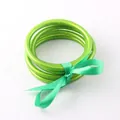 Set di bracciali jonc bouddhiste verde chiaro flessibili legati con nastro verde - Verde chiaro