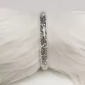 Primer plano detallado de pulsera de tubo de PVC de 9mm con brillantes circonitas de plata - Plateado