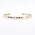 Eleganter goldener Edelstahl-Armreif mit hochwertiger Black Lives Matter Gravur - Black Lives Matter Zitat