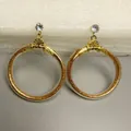 Detailweergave van gouden glitter jelly oorbellen met kristallen accenten. - Luxe Goud
