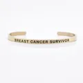 Roségoldenes Edelstahl-Armreif mit der Gravur Breast Cancer Survivor für Frauen - Brustkrebs Überlebende Zitat