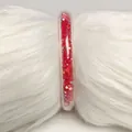 Primer plano detallado de un brazalete de PVC de 9mm lleno de purpurina roja y circón brillante. - Rojo