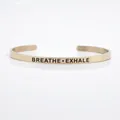 Eleganter roségoldener Edelstahl-Armreif mit der Gravur BREATHE EXHALE Motiv - Breathe Exhale Zitat