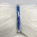 Vista macro de un brazalete jelly de PVC de 9mm con brillantes cristales azules. - Azul zafiro